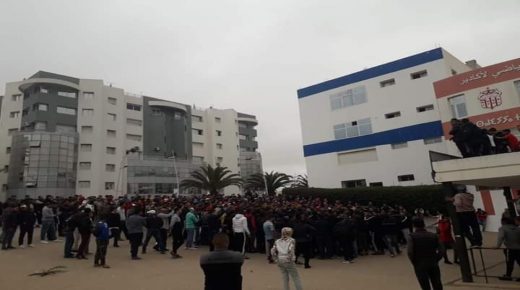 احتجاج جماهير حسنية أكادير أمام مقر الفريق