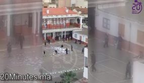 جزائريون يحطمون صناديق الاقتراع ويمزقون الأوراق الانتخابية بأحد مراكز الاقتراع