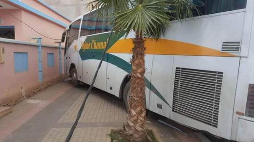 اصطدام حافلة لنقل المسافرين قادمة من مدينة الحسيمة بشاحنة
