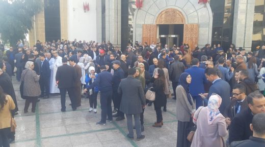 المفوضون القضائيون يحتجون أمام محكمة الإستناف بطنجة