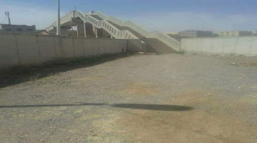 قنطرة محجوب فيها الرأية تشكل خطرا على المارة