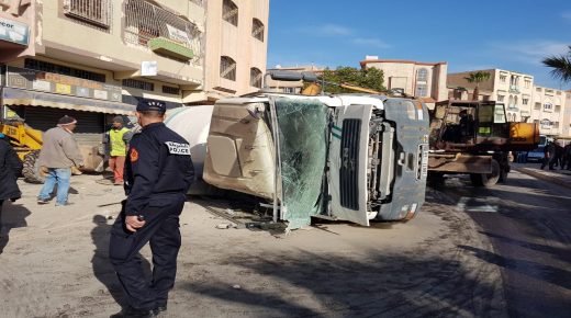 انقلاب شاحنة بناء بشارع عبد الرحمان بوعبيد بوجدة