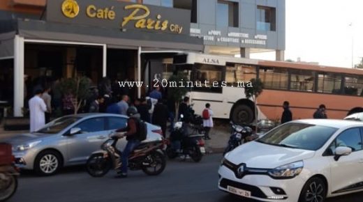 حافلة للنقل الحضري بمراكش تقتحم مقهى بالشارع الرئيسي للمدينة