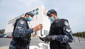 مع ظهور كورونا بالكويت.. التجارة تغلق 14 صيدلية رفعت أسعار الكمامات 