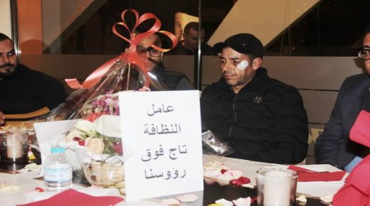 ممثلو الصحافة بطنجة يكرمون عامل نظافة تعرض للاعتداء