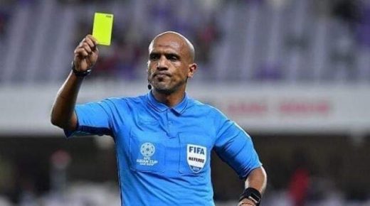 طاقم تحكيم عماني لمباراة الرجاء الرياضي والاسماعيلي المصري