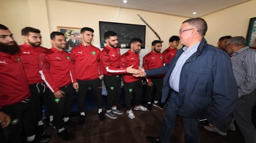 فوزي لقجع يشجع المنتخب الوطني المغربي لكرة القدم داخل القاعة