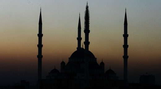 على خطى المغرب…تركيا تعلق الصلاة في المساجد