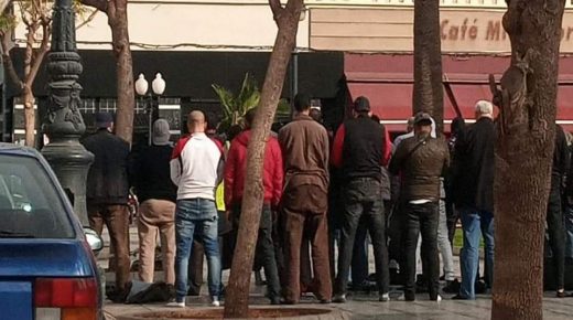بالصور : بعد قرار اغلاق المساجد…مواطنون يصلون في الشارع..