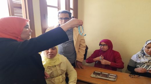 كفيفات يبدعن إبداعات يدوية في تحدي لفقدان نعمة البصر