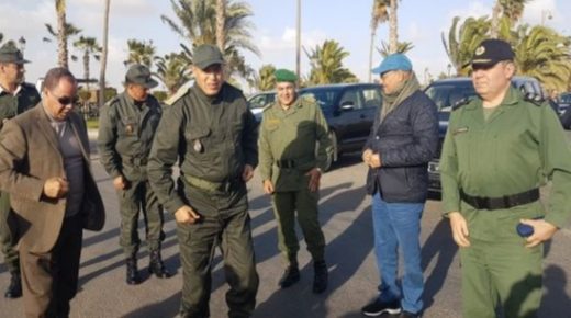 حواجز رملية بمداخل العيون لمنع العبور إلى المدينة