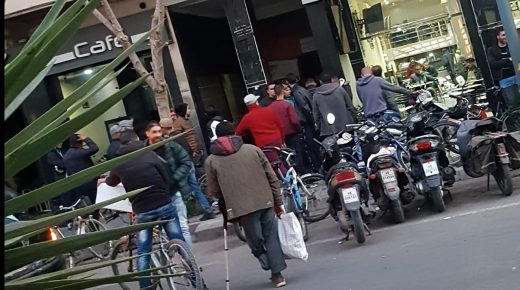 صاحب مقهى بوجدة يرفض غلق محله والنادل “من يضمن قوت أولادي؟”