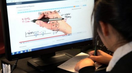 من فلسطين….معلمون وطلبة يواجهون “كورونا” بالتعلم عن بعد