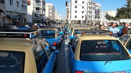 سائقي طاكسي الصغيرة بالحسيمة يطالبون بالإستفادة من صندوق دعم الوباء