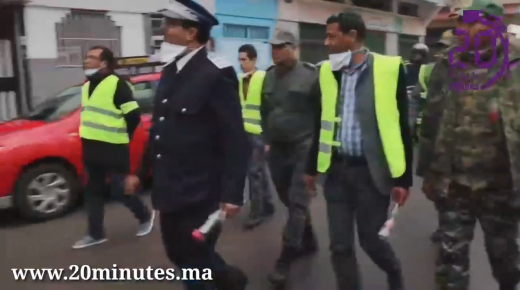 مشاهد مؤثرة بالدار البيضاء رمي الورود على رجال الأمن وترديد النشيد الوطني