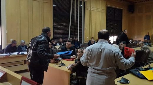 تجار العونية يقتحمون قاعة أشغال الدورة ورئيس جماعة وجدة يهدد بكشف الأوراق