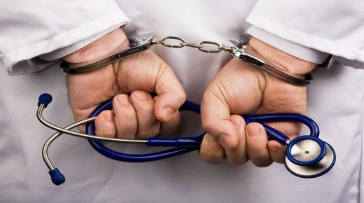اغلاق عيادة طبيب بعد اصابته بفيروس كورونا ومتابعته بانتحال صفة طبيب ولادة