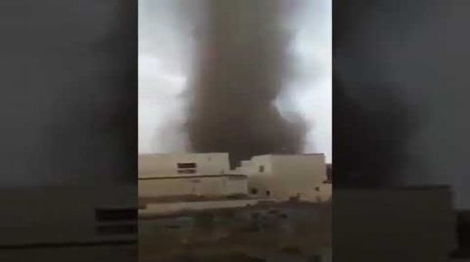 فيديوهات : توثق ”إعصار غريب بزوابع رملية ”بواد زم – خريبكة