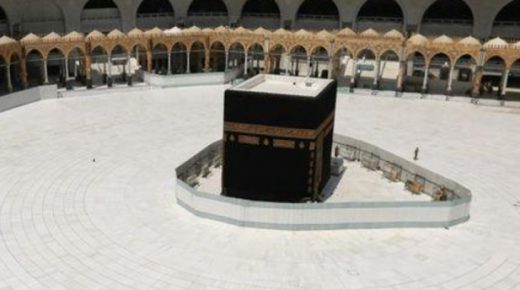 السعودية : تعليق الصلاة بالحرمين الشريفين و منع التواجد بهما