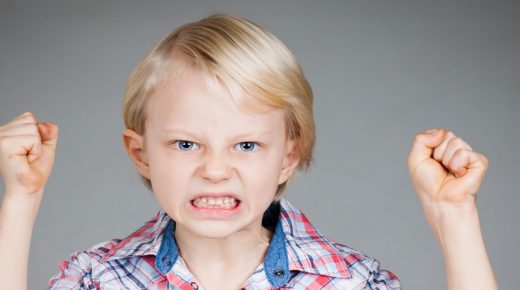 كيف تتعاملين مع طفل يتحدى التعليمات؟