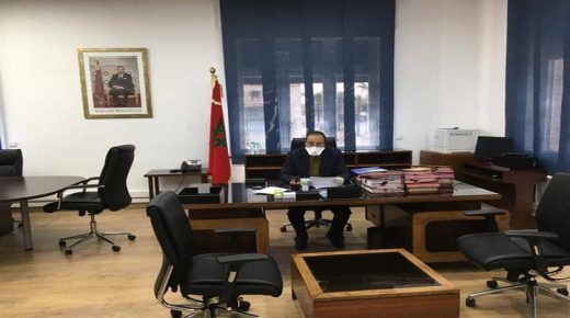 الوزير عمارة يباشر عمله بالمكتب الوزاري بعد تعافيه.
