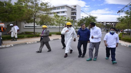 رئيس جهة الشرق يعطي انطلاقة تعقيم مدن المنطقة ويبدأ من المستشفى الجامعي