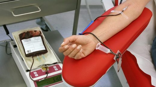 “اتبرع بالدم وانقذ حياة مريض”، مناشدات للتبرع بالدم بعد تناقص مخزونه بمستشفيات مصر.