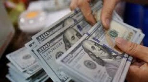 الدولار يتراجع مقابل عملات منتجي النفط
