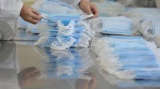 شاب من الحسيمة يصنع كمامات ويوزعها على المسنين والعجزة