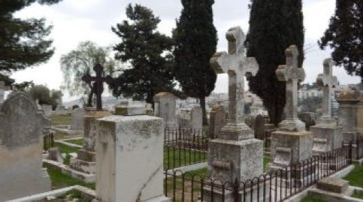 جدل بشأن فتوى تجيز دفن المسلمين في مقابر اليهود و الكاثوليك