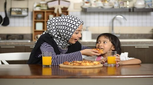 نصائح للحفاظ على صحة طفلك في رمضان.. ومتى تمنعينه من الصيام
