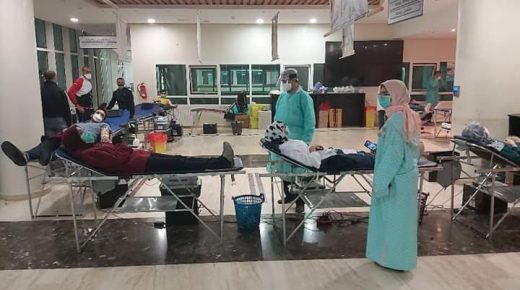 أثناء حملة تبرع بالدم ب CHUبوجدة.. طبيب يقول “نحن مستعدون أن نضحي ونفدي المغاربة بدمائنا” (صور وفيديو)