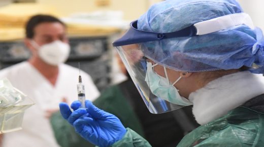 (200409) -- BOLOGNA (ITALY), April 9, 2020 (Xinhua) -- Medical workers work at Sant'Orsola-Malpighi hospital in Bologna, Italy, on April 9, 2020. The COVID-19 pandemic has claimed 18,279 lives in locked-down Italy, bringing the total number of infections, fatalities and recoveries to 143,626 by Thursday, according to the latest data released by the country's Civil Protection Department. (Photo by Gianni Schicchi/Xinhua)