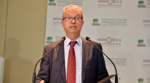 توشيح الدكتور كمال الديساوي وساما من درجة ضابط عن مساهمته في تقدم العلوم والاختراعات في العالم.