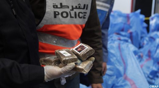 حجز 863 كيلوغراما من مخدر الشيرا، و توقيف شخص يشتبه تورطه في التهريب الدولي للمخدرات.