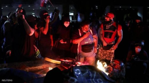 ترامب “يستشيط غضبا” من تحطيم تمثال آخر في واشنطن