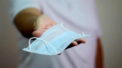 هل يجب ارتداء الكمامة داخل المنزل.. دراسة تجيب