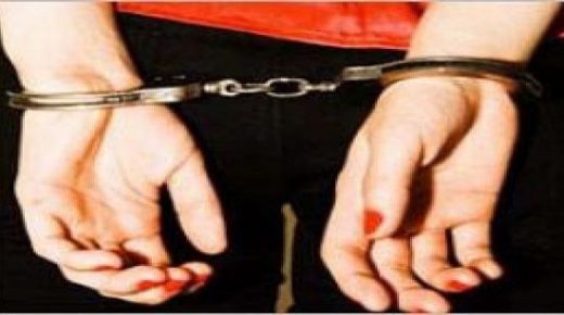 توقيف مستخدمة منزلية للاشتباه في تورطها في تعريض مشغلتها لاعتداء جسدي