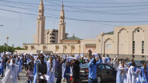 People demonstrate past the Saudi Mosque on November 10, 2017 in Nouakchott against a justice ruling after Mauritanian prosecutors said they had appealed against a two-year prison term served on a blogger who had earlier received a death sentence for blasphemy. / AFP PHOTO / STR