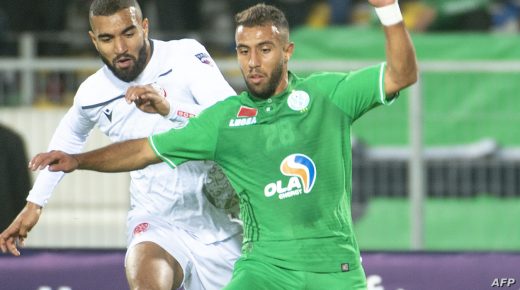 Raja's Ben Mohamed Douik (R) vises for the ball during the Arab Club Championship football match between Morocco's Wydad and Raja at the Mohammed V Stadium in Casablanca on November 23, 2019. (Photo by RIZKOU ABDELMJID / AFP)