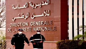 فتح بحث لتوقيف سائق دراجة نارية ثلاثية العجلات ومرافقه بتهمة عدم الامتثال وتعريض عناصر الامن للخطر