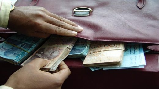 توقيف مدير وكالة بنكية للاشتباه في تورطه في قضية تتعلق بخيانة الأمانة