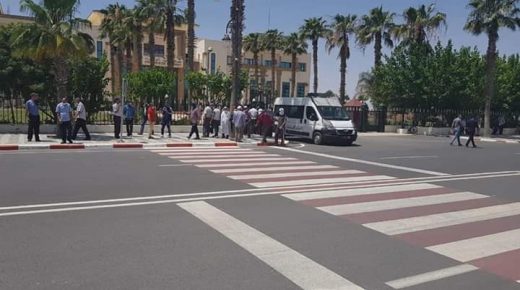 المهاجرون المغاربة “العالقون” بجهة تاوريرت يحتجون أمام مقر العمالة للمطالبة بفتح معبر بني نصار ومليلية