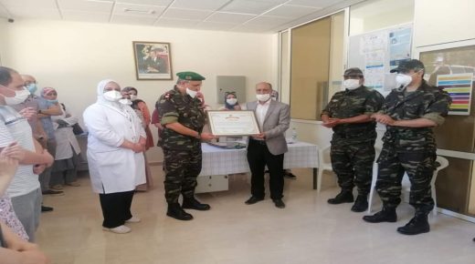الاطر الطبية بالمستشفى الاقليمي المسيرة الخضراء ميسور تكرم الطاقم الطبي العسكري قبل مغادرته للمستشفى