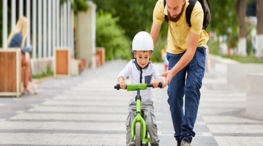 متى وكيف أعلم طفلي ركوب الدراجة؟