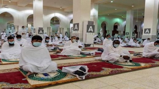 الحجاج يؤدون صلاتي الظهر والعصر في عرفات