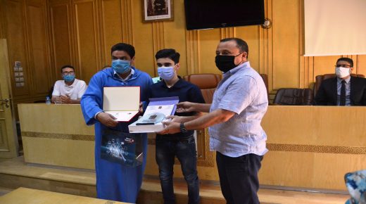 جماعة وجدة تحتفل بالتلاميذ المتوجين محليا بأعلى معدل في امتحانات الباكالوريا (صور)