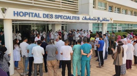 بالمستشفى الجامعي بوجدة.. الممرضون والتقنيون يحتجون على وزير الصحة (صور)