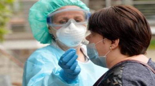 علماء يحسمون جدل “جزيئات كورونا الطائرة”