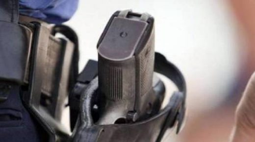 موظف شرطة يضطر لإشهار سلاحه الوظيفي دون استخدامه لتوقيف شخص عرض حياة المواطنين وعناصر الشرطة للتهديد